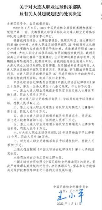 影片一开场即是一次长达十五分钟的火爆动作戏，飞机年夜炮，装甲坦克，机枪扫射，狙击爆头，各类年夜范围的爆破排场在影片起头便激发了一次动作飞腾，一会儿将不雅众的情感点燃，为影片做了充实的预热。